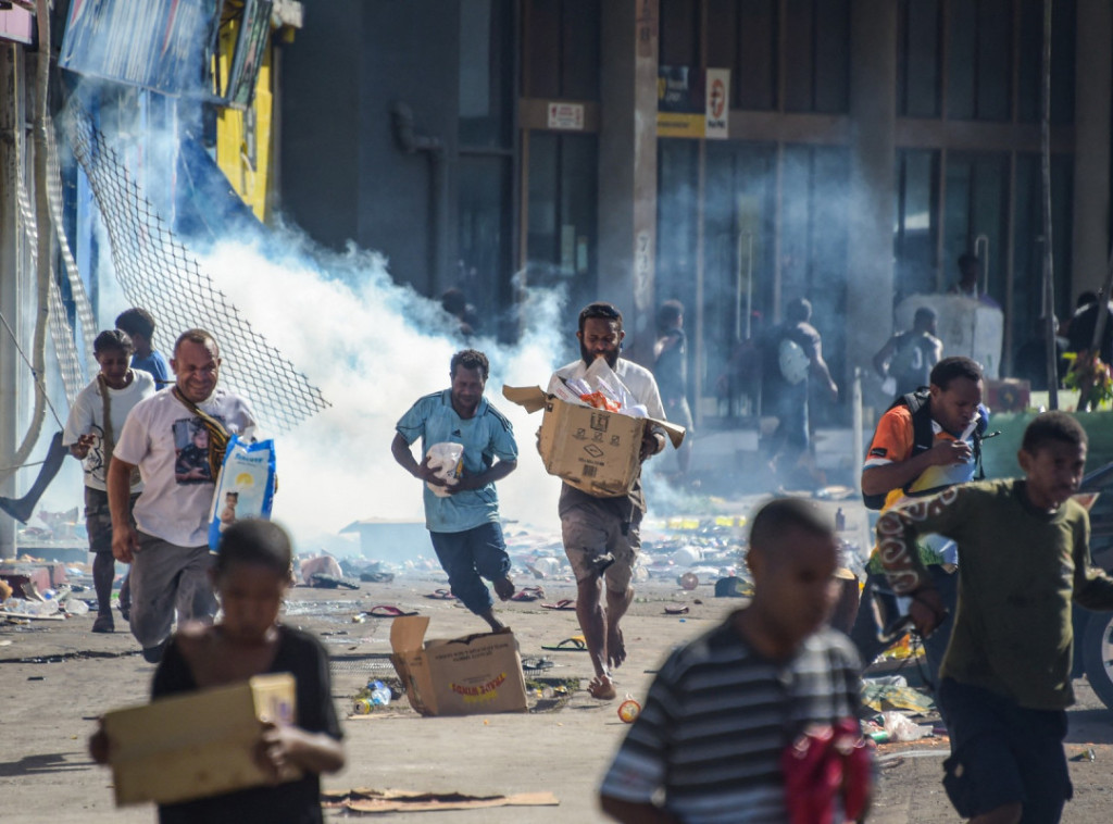 Haos u Port Morsbiju: Policija štrajkuje zbog plata, vandali pljačkaju i pale prodavnice i firme, ima i mrtvih