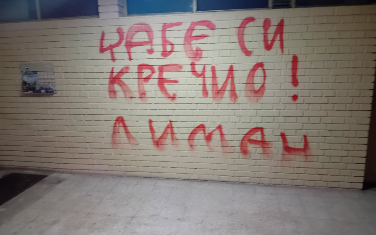 Preteći grafit na ulazu u zgradu Dinka Gruhonjića prekrečen, pa ponovo ispisan