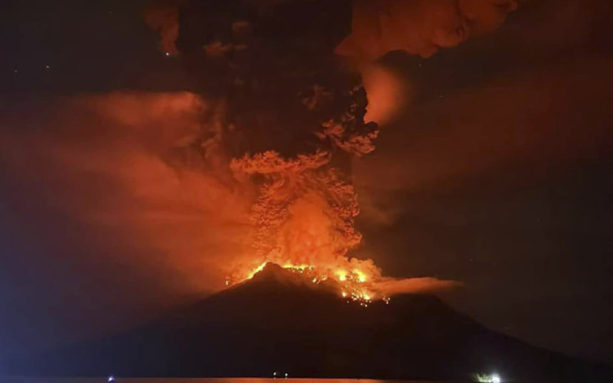 Indonezija: Posle erupcije vulkana rizik od cunamija, u opasnosti 1.500 ljudi, najmanje 800 evakuisano