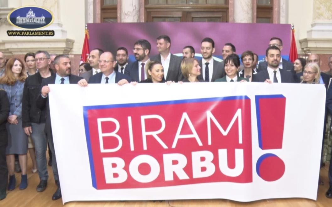 Deo opozicionih poslanika koji izlazi na izbore predstavio novi slogan "Biram borbu!"