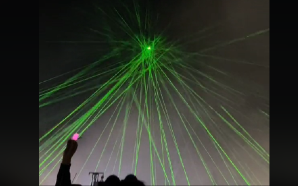 Učesnici festivala uperili su desetine lasera u putnički avion - nikada to ne radite!