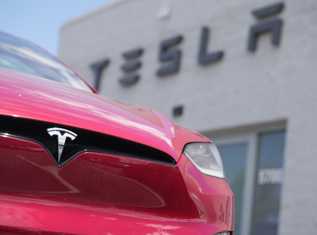 "Tesla" povlači dva miliona automobila u SAD zbog autopilota