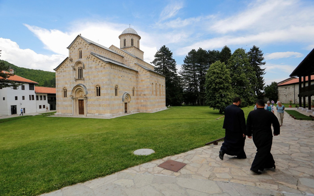 Popuštanje pod pritiskom: Kurti naložio uknjižavanje 24 hektara zemlje manastiru Visoki Dečani