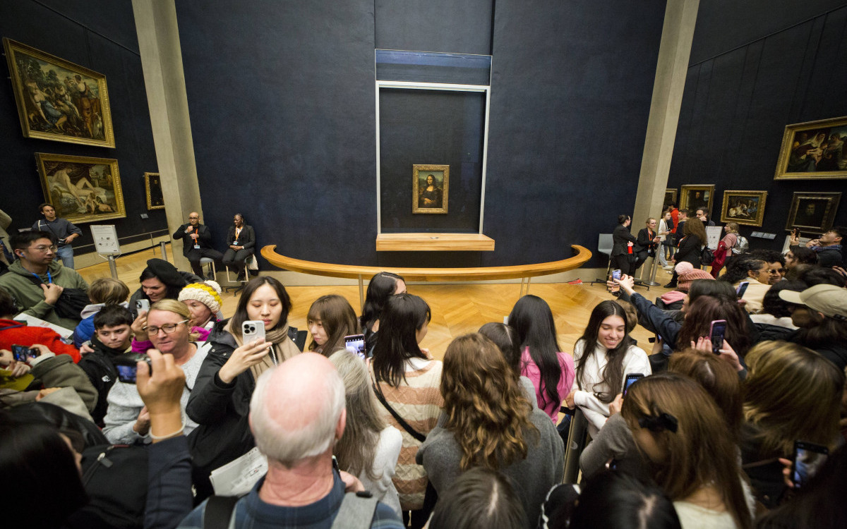 Zbog ogromnog broja posetilaca razmatra se preseljenje Mona Lize u zasebnu salu